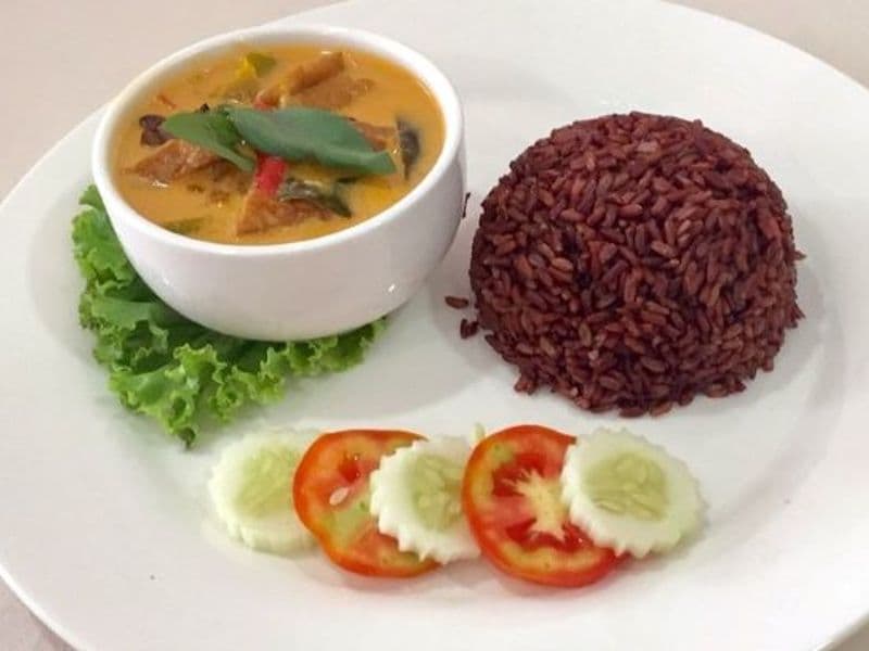 แกงเผ็ดฟักทองเทมเป้ราดข้าวแดง