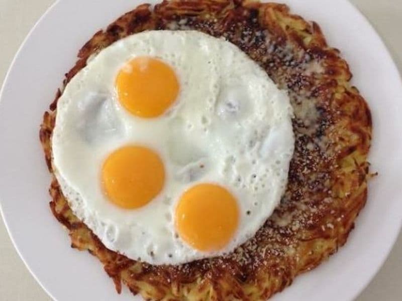 สวิส "Rösti" และไข่